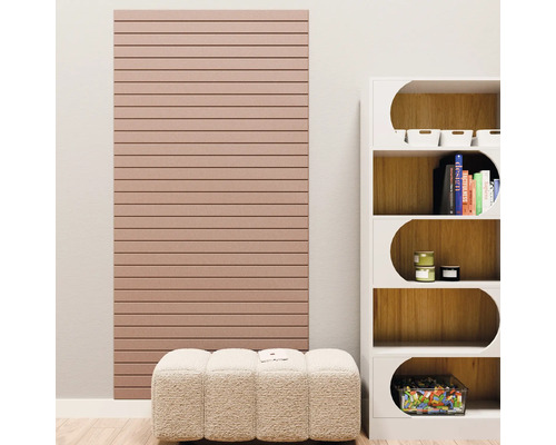 Akustikpaneel mit horizontalen Rillen an einer Wand, neben einem weißen Regal und einem strukturierten Hocker in einem hellen Raum.