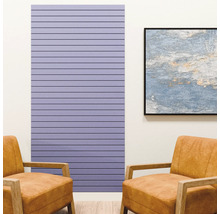 Wandpaneel mit horizontalen Lamellen in einem modern eingerichteten Raum mit Ledersesseln und einem abstrakten Wandbild.