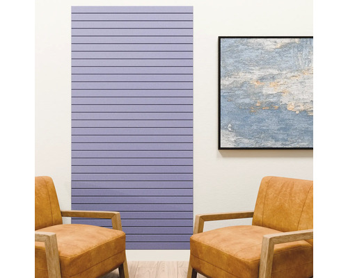 Wandpaneel mit horizontalen Lamellen in einem modern eingerichteten Raum mit Ledersesseln und einem abstrakten Wandbild.