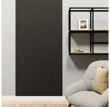 Dunkles Wandpaneel mit vertikalen Lamellen in einem modern eingerichteten Wohnzimmer neben einem schwarzen Wandregal und einem Sessel.