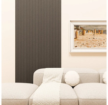 Wandpaneel mit vertikaler Struktur in einem Wohnzimmer mit Sofa und gerahmtem Bild an der Wand.