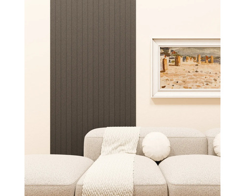 Wandpaneel mit vertikaler Struktur in einem Wohnzimmer mit Sofa und gerahmtem Bild an der Wand.