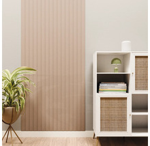Wandpaneel mit vertikalen Lamellen in einem hellen Wohnzimmer neben einem weißen Sideboard und einer Zimmerpflanze.