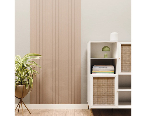 Wandpaneel mit vertikalen Lamellen in einem hellen Wohnzimmer neben einem weißen Sideboard und einer Zimmerpflanze.