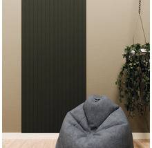 Modernes Wandpaneel mit vertikalen Lamellen in einem Raum mit Sitzsack und Hängepflanze.