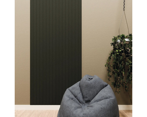 Modernes Wandpaneel mit vertikalen Lamellen in einem Raum mit Sitzsack und Hängepflanze.