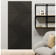 Wandpaneele mit geometrischem Muster aus Linien in einem modern eingerichteten Wohnzimmer mit Regal und Sessel.