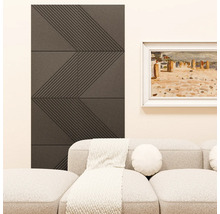Akustikpaneele mit geometrischem Linienmuster an einer hellen Wand in einem modernen Wohnzimmer hinter einem Sofa.