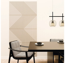 Modernes Esszimmer mit strukturiertem Wandpaneel in Beige, dunklem Esstisch und gemustertem Polstersessel.