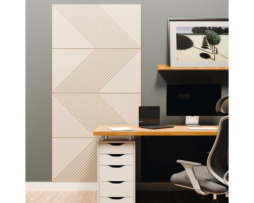Helle Wandpaneele mit geometrischem Linienmuster in einem modernen Homeoffice neben einem Holzschreibtisch und weißen Schubladen.