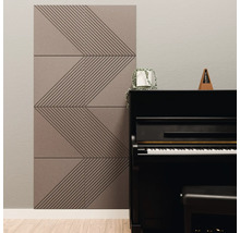 Akustikpaneele mit geometrischem Linienmuster an einer Wand neben einem schwarzen Klavier.