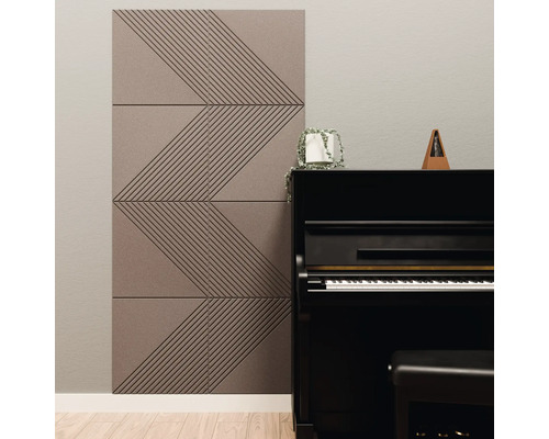 Akustikpaneele mit geometrischem Linienmuster an einer Wand neben einem schwarzen Klavier.