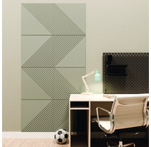 Moderne Wandpaneele mit geometrischem Rippenmuster an einer Bürowand neben einem Schreibtisch mit Lampe und Lochwand.