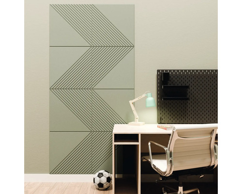 Moderne Wandpaneele mit geometrischem Rippenmuster an einer Bürowand neben einem Schreibtisch mit Lampe und Lochwand.