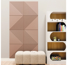 Akustikpaneele mit geometrischem Rillenmuster an einer Wand in einem modern eingerichteten Raum neben einem Regal und einem Hocker.