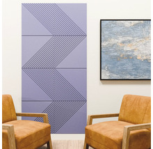Geometrische Akustikpaneele in Flieder an einer Wand in einem modernen Wohnzimmer neben einem abstrakten Wandbild und zwei Ledersesseln.