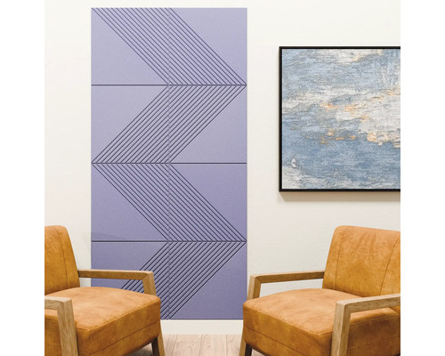 Geometrische Akustikpaneele in Flieder an einer Wand in einem modernen Wohnzimmer neben einem abstrakten Wandbild und zwei Ledersesseln.