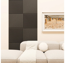 Akustikpaneele mit Lamellenstruktur im Schachbrettmuster an der Wand hinter einem Sofa in einem Wohnzimmer.