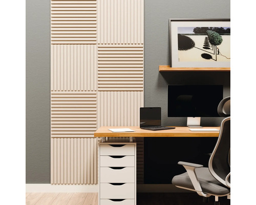 Moderner Arbeitsplatz mit hellen Akustikpaneelen an der Wand, Holzschreibtisch mit Monitor und Laptop sowie weißem Schubladenschrank.