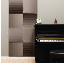 Strukturierte Akustikpaneele an einer Wand hinter einem schwarzen Klavier mit abwechselnd vertikal und horizontal angeordneten Lamellen.