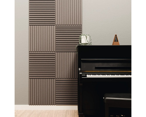 Strukturierte Akustikpaneele an einer Wand hinter einem schwarzen Klavier mit abwechselnd vertikal und horizontal angeordneten Lamellen.