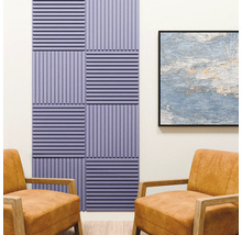 Lavendelfarbene Wandpaneele mit Lamellen-Design in Schachbrettoptik in einem modern eingerichteten Raum mit Ledersesseln.