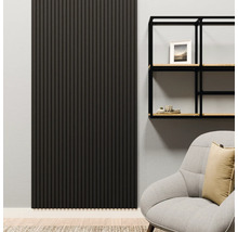 Modernes Wohnzimmer mit einem vertikalen, dunklen Akustikpaneel an der Wand neben einem schwarzen Metallregal und einem grauen Sessel.