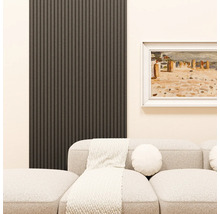 Wandverkleidung mit vertikalen Lamellen in einem modern eingerichteten Wohnzimmer mit Sofa und Wandbild.