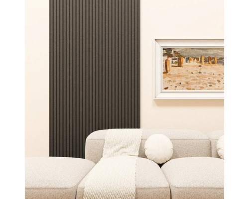 Wandverkleidung mit vertikalen Lamellen in einem modern eingerichteten Wohnzimmer mit Sofa und Wandbild.
