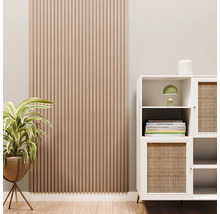 Akustikpaneel in Holzoptik als Wandverkleidung in einem modern eingerichteten Wohnraum neben einem Sideboard und einer Pflanze.