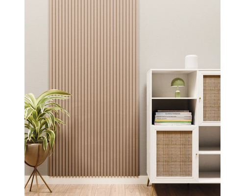 Akustikpaneel in Holzoptik als Wandverkleidung in einem modern eingerichteten Wohnraum neben einem Sideboard und einer Pflanze.