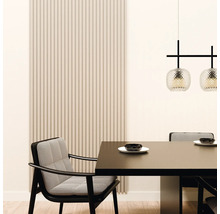 Modernes Esszimmer mit vertikalem Wandpaneel aus hellen Holzlamellen, dunklem Holztisch, gepolsterten Stühlen und Designer-Pendelleuchte.