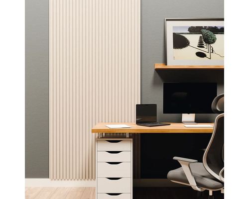 Modernes Büro mit vertikalem Wandpaneel in Lattenoptik, Holzschreibtisch, weißen Schubladen und ergonomischem Stuhl vor einer grauen Wand.