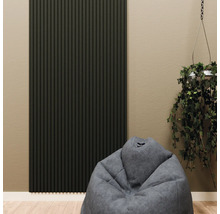 Dunkles Wandpaneel mit vertikalen Lamellen in einem modern eingerichteten Raum mit grauem Sitzsack und Hängepflanze.