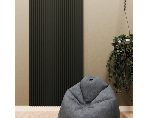Dunkles Wandpaneel mit vertikalen Lamellen in einem modern eingerichteten Raum mit grauem Sitzsack und Hängepflanze.