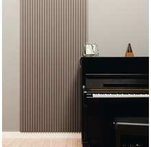 Akustikpaneel mit vertikalen Lamellen an einer Wand neben einem Klavier in einem hellen Raum.