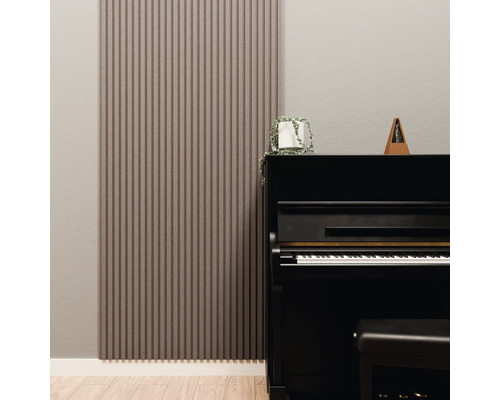 Akustikpaneel mit vertikalen Lamellen an einer Wand neben einem Klavier in einem hellen Raum.
