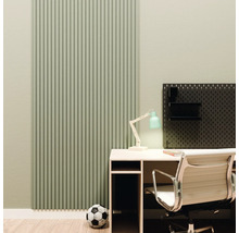 Akustikpaneel mit Lamellenstruktur an einer Wand in einem organisierten Arbeitszimmer mit Schreibtisch, Bürostuhl, Lochwand und Fussball.