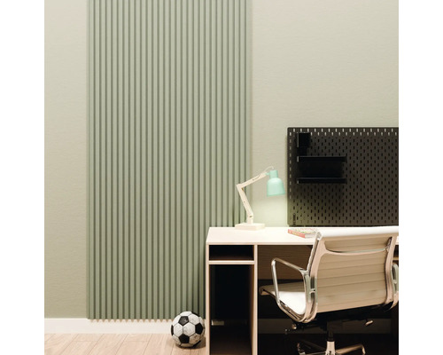 Akustikpaneel mit Lamellenstruktur an einer Wand in einem organisierten Arbeitszimmer mit Schreibtisch, Bürostuhl, Lochwand und Fussball.