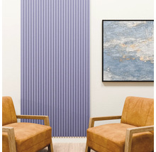 Wandpaneel mit vertikalen Lamellen in einem modern eingerichteten Raum mit Sesseln und einem Wandbild.