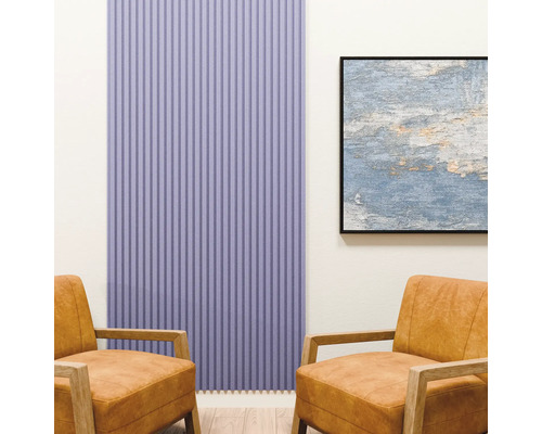 Wandpaneel mit vertikalen Lamellen in einem modern eingerichteten Raum mit Sesseln und einem Wandbild.