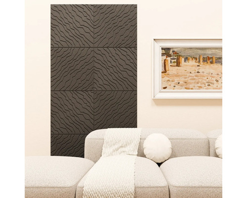 Modernes, helles Wohnzimmer mit strukturierten Wandpaneelen mit geometrischem Wellenmuster, einem Stoffsofa und einem eingerahmten Bild an der Wand.