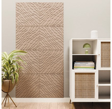 Helles, modernes Wohnzimmer mit dreidimensionalen Wandpaneelen mit Wellenmuster, Zimmerpflanze und einem weißen Regal mit Rattandetails.