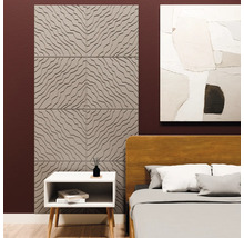 3D-Wandpaneele mit geometrischem Wellenmuster in einem Schlafzimmer neben einem Bett und einem weißen Nachtschrank.