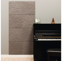 3D-Akustikpaneele mit Wellenmuster an einer Wand neben einem schwarzen Klavier in einem hellen Raum mit Holzboden.