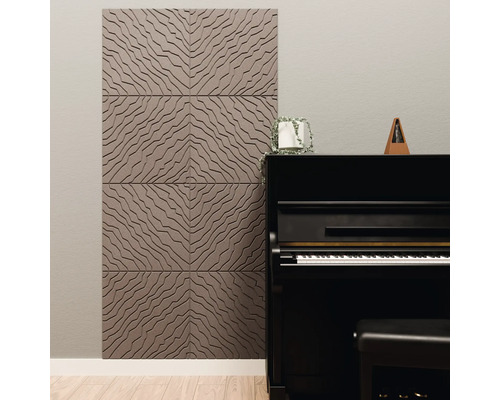3D-Akustikpaneele mit Wellenmuster an einer Wand neben einem schwarzen Klavier in einem hellen Raum mit Holzboden.