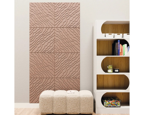 3D-Wandpaneel mit geometrischem Wellenmuster in einem hellen Wohnraum neben einem weißen Regal und einem Polsterhocker.