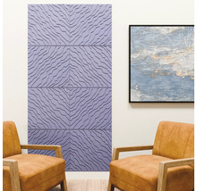 Moderne 3D-Wandpaneele mit geometrischem Wellenmuster in Flieder in einem hellen Zimmer mit zwei Sesseln.