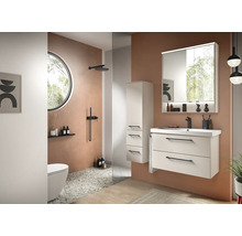 Modernes Badezimmer Set mit weißem Waschtischunterschrank, Spiegelschrank mit Beleuchtung, Hochschrank und schwarzen Armaturen.