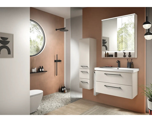 Modernes Badezimmer Set mit weißem Waschtischunterschrank, Spiegelschrank mit Beleuchtung, Hochschrank und schwarzen Armaturen.